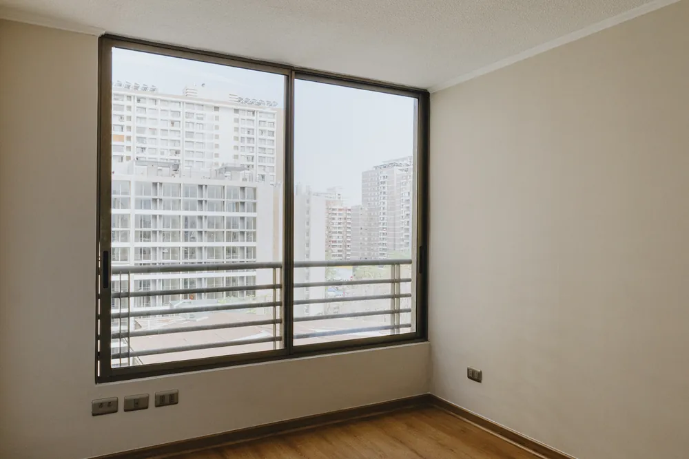 Segundo dormitorio con ventana, departamento Vicuña Mackenna 563