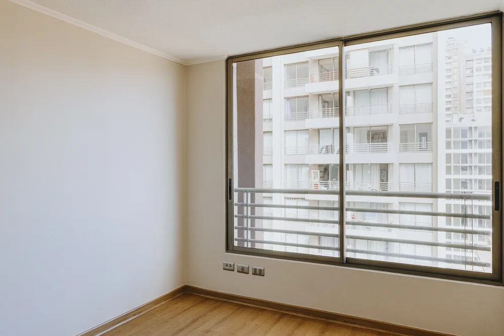 Segundo dormitorio con ventanal, departamento Vicuña Mackenna 563