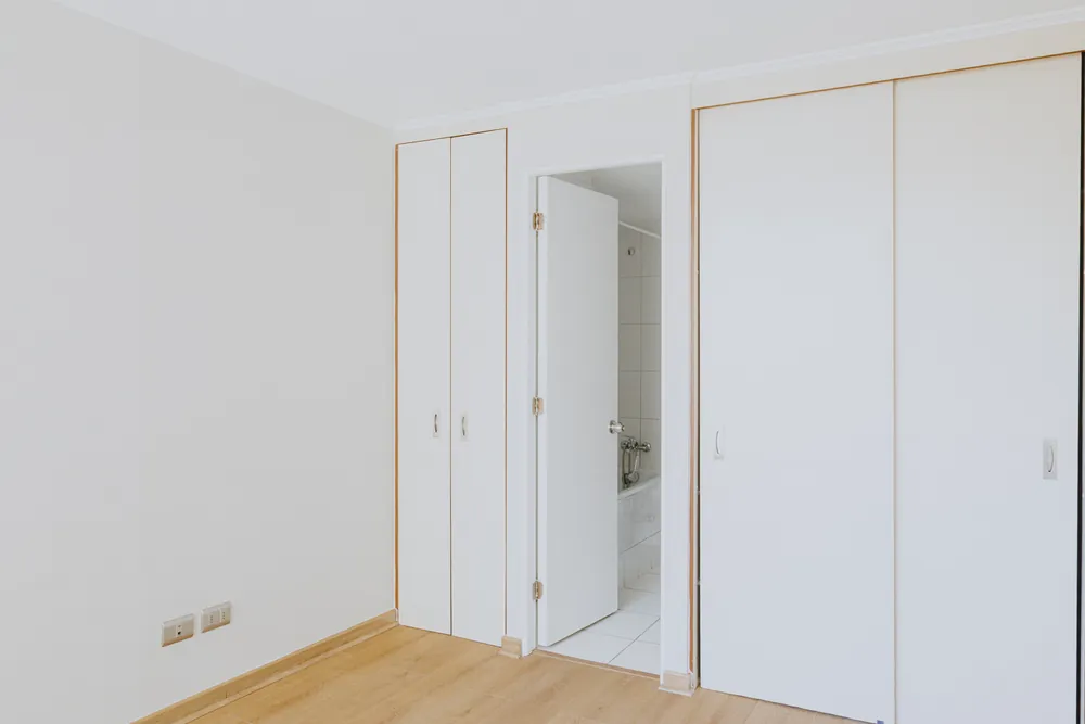 Clóset del dormitorio y acceso al baño, departamento Vicuña Mackenna 563