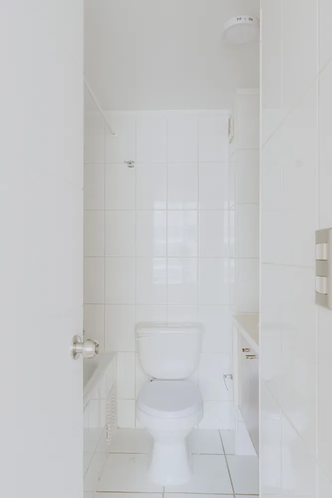 Baño con ducha, departamento Vicuña Mackenna 563