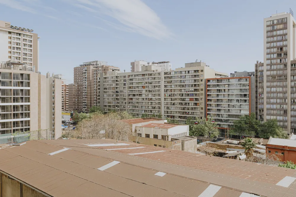 Vista a los edificios del sector, departamento Vicuña Mackenna 563