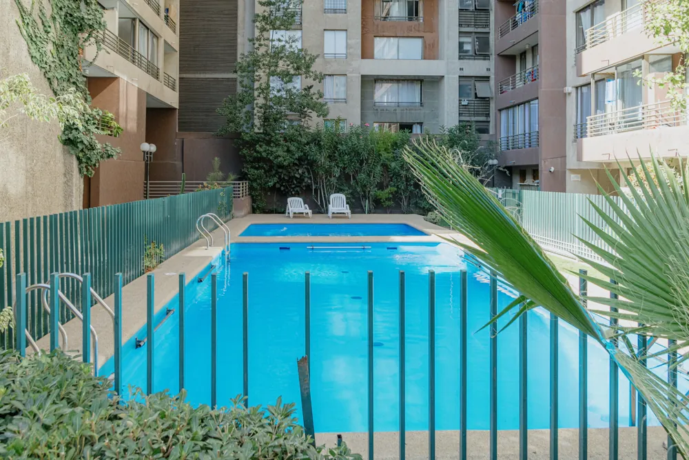 Piscina del edificio, departamento Vicuña Mackenna 563