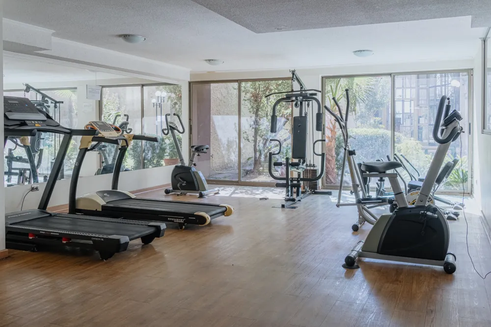 Gimnasio del edificio, departamento Vicuña Mackenna 563