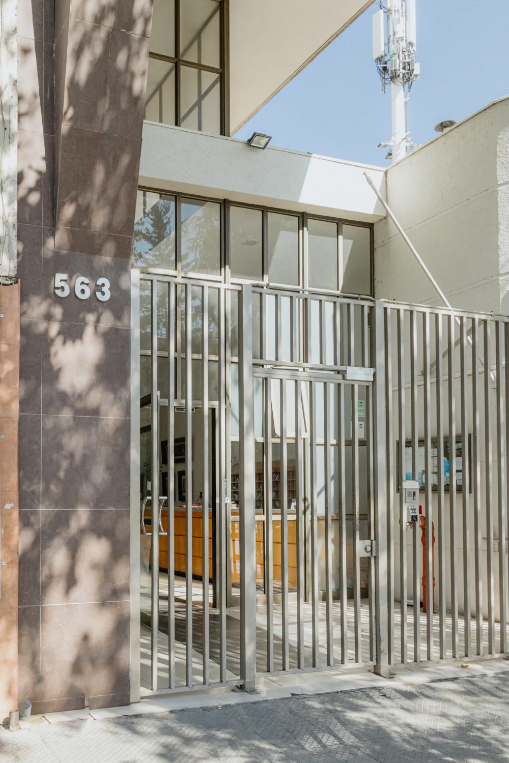 Acceso del edificio, número 563, departamento Vicuña Mackenna 563