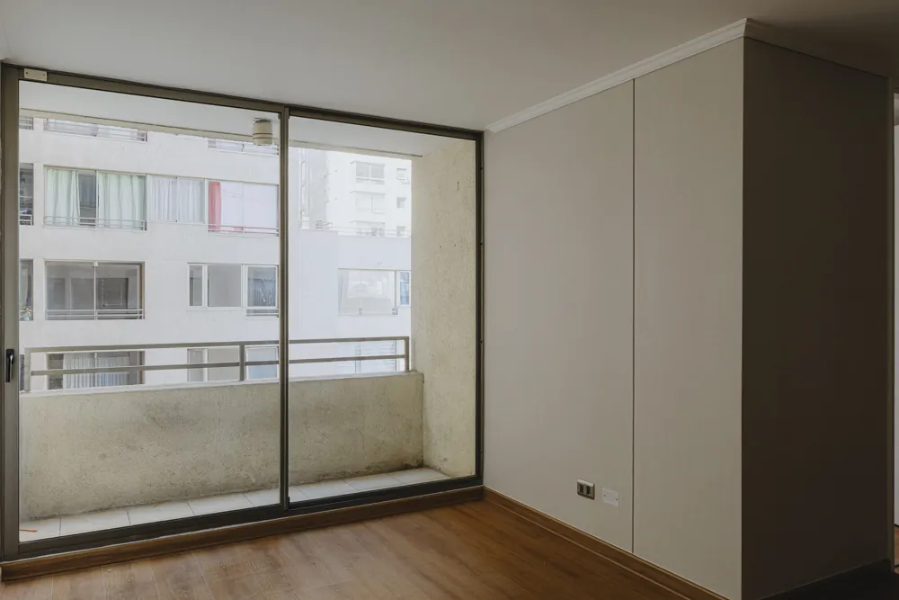 Living con ventanal, otra vista, departamento Av. Vicuña Mackenna 881
