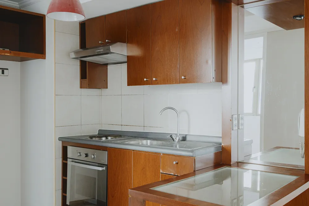 Cocina con horno y campana, departamento Av. Vicuña Mackenna 881