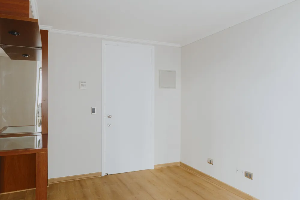 Living y puerta de acceso, departamento Av. Vicuña Mackenna 881