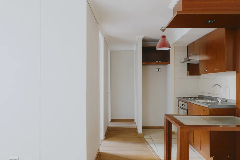 Pasillo hacia los dormitorios y cocina, departamento Av. Vicuña Mackenna 881