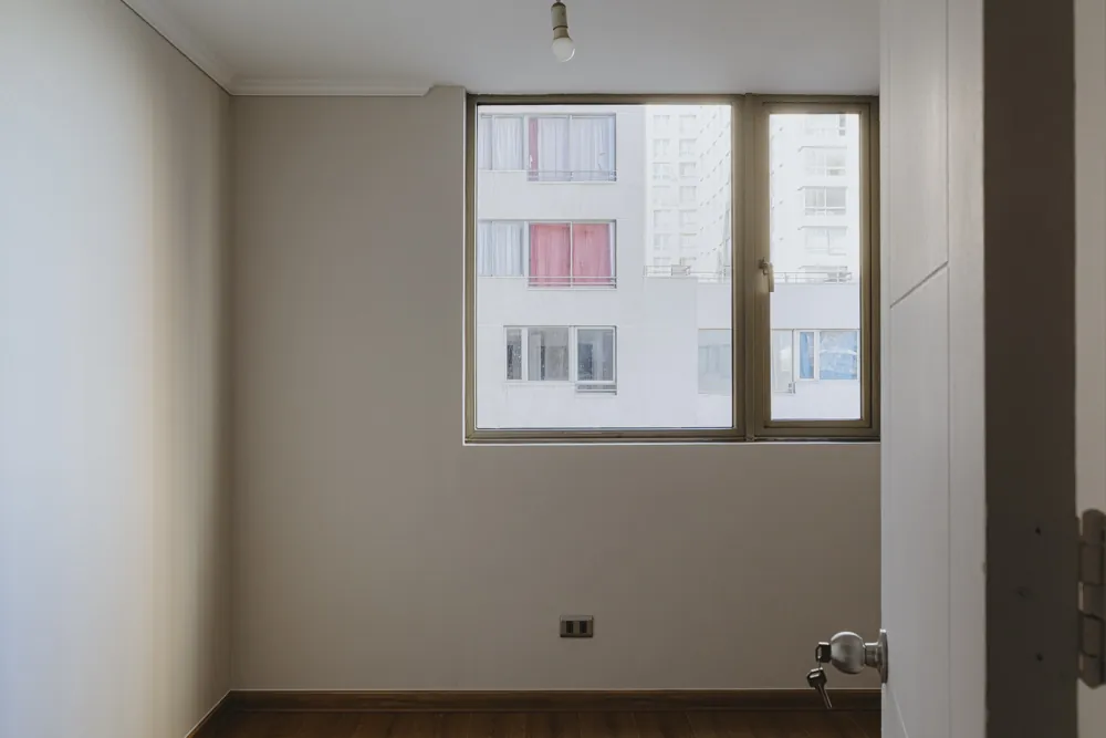 Dormitorio con ventana, departamento Av. Vicuña Mackenna 881