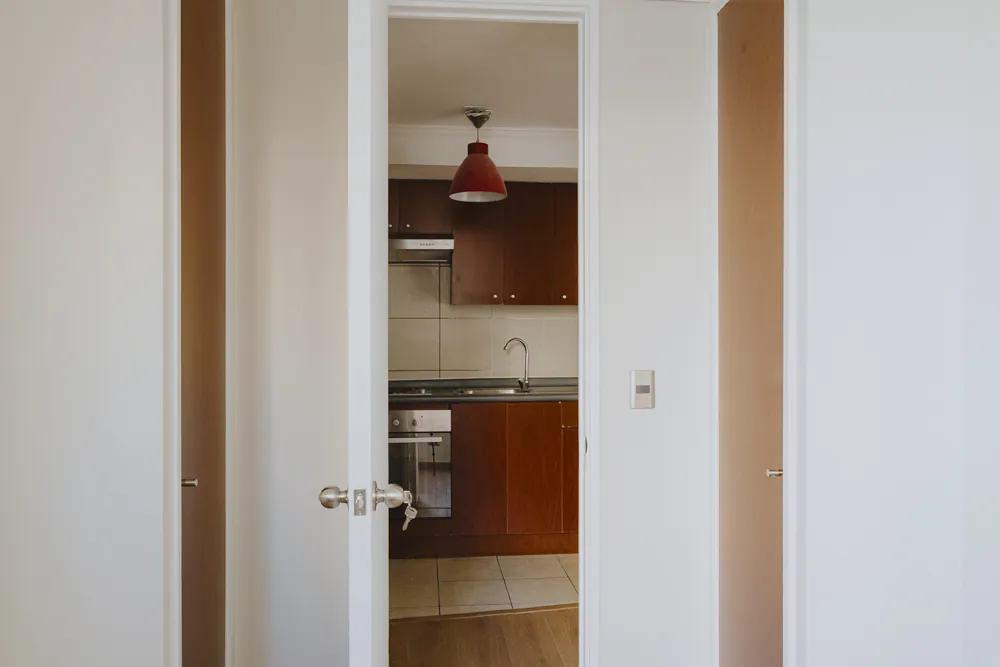 Acceso al dormitorio y cocina al fondo, departamento Av. Vicuña Mackenna 881