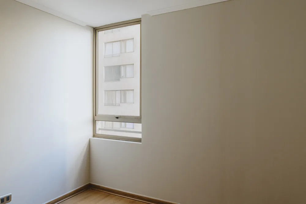 Segundo dormitorio con ventana, departamento Av. Vicuña Mackenna 881