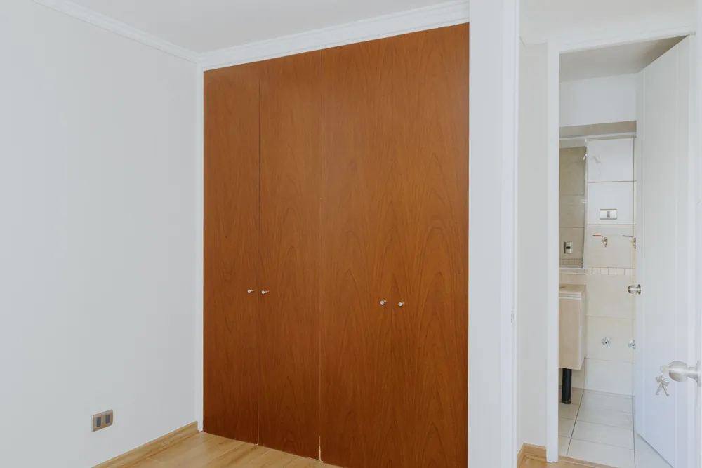 Clóset y acceso al baño, departamento Av. Vicuña Mackenna 881