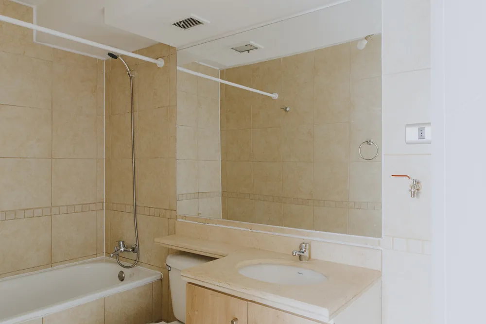 Baño con tina y lavamanos, departamento Av. Vicuña Mackenna 881