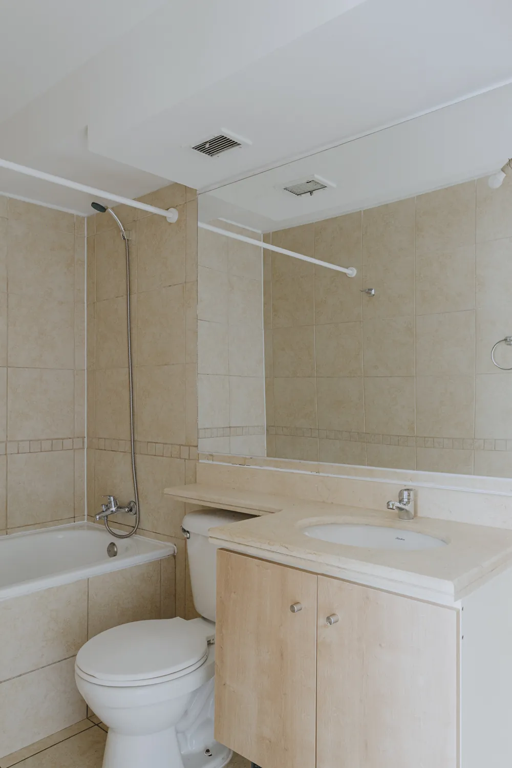 Baño con inodoro y lavamanos, departamento Av. Vicuña Mackenna 881