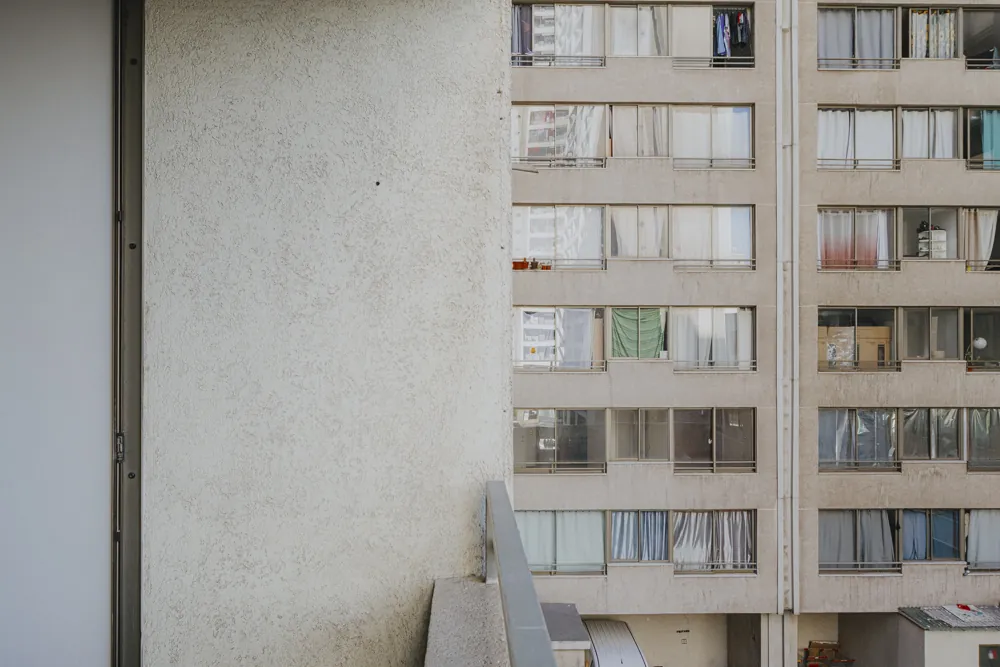 Terraza y edificio vecino, departamento Av. Vicuña Mackenna 881